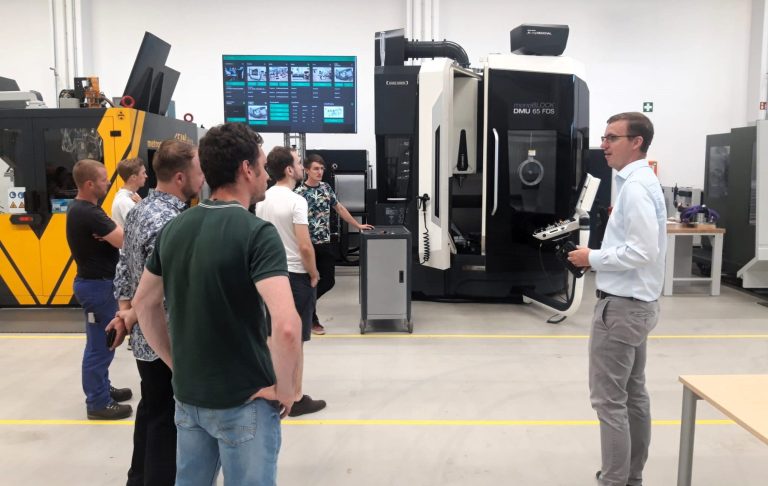 Foto von Dr. Simon Harst bei einer Führung durch die Versuchshalle am Fraunhofer IWU